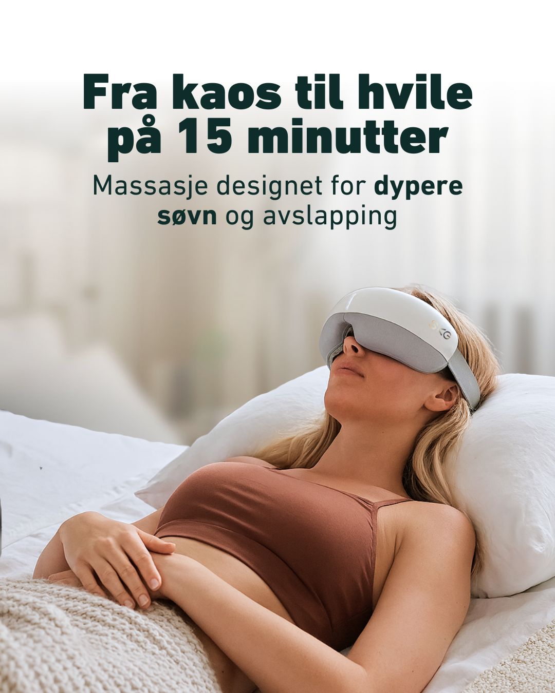 Kvinne ligger i seng med SKG massasjemaske, som gir avslappende massasje for bedre søvn og stresslindring på 15 minutter.