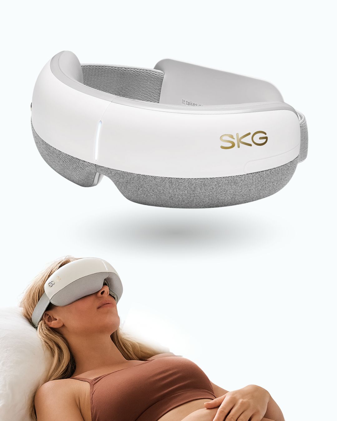 SKG øyemaske med shiatsu-massasje mot hodepine og migrene, vises på kvinne som slapper av i sengen.